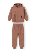 Kids cognac hooded tracksuit with kangaroo pocket and printed design details, perfect for casual wear and comfort.